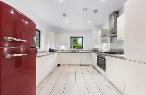 Uxbridge North Apartment | Modern 2 Bedroom Apartment in Uxbridge London free parking