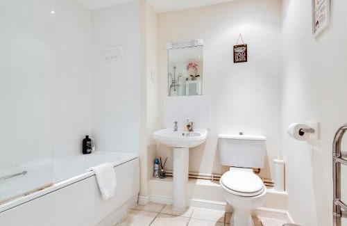 Oxford Apartment | Modern 2 Bedroom Apartment in popular Jericho !