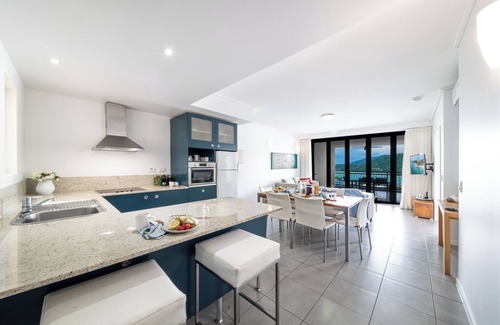 Airlie Beach Apartment | Modern 2 Bedroom, 2 Bath Apartment with ocean views