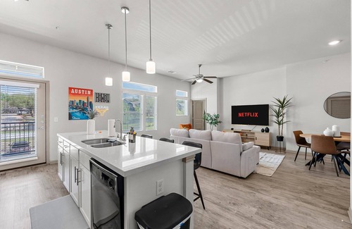 Montopolis Apartment | Modern 2-bedroom close to Airport & Downtown - Pool, Gym & Balcony