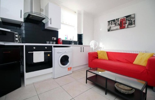Cwmbrwla Apartment | Modern 2 Bedroom Flat in Robert st, Swansea
