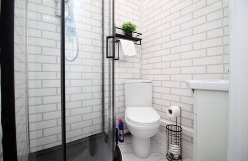 Cwmbrwla Apartment | Modern 2 Bedroom Flat in Robert st, Swansea