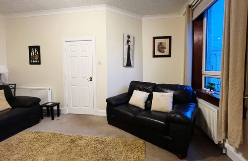 Methil Apartment | Modern 2 Bedroom Flat Near Train & Bus stations & near beach