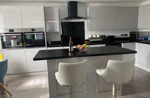 Dagenham Apartment | Modern 2 bedroom flat with Sky TV & free parking