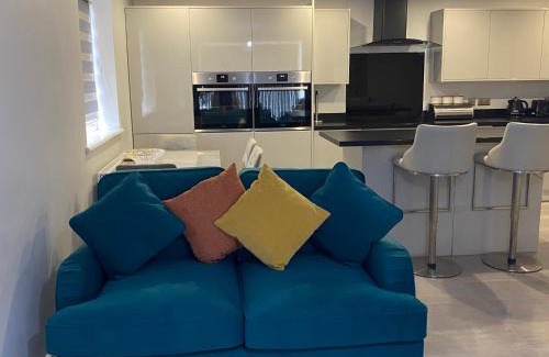 Dagenham Apartment | Modern 2 bedroom flat with Sky TV & free parking