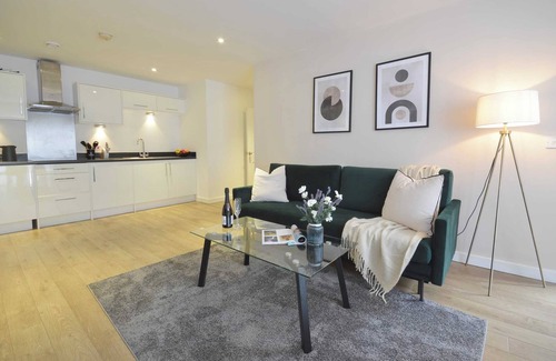 Prince's Apartment | Modern 2 Bedroom Apartment Steps from Vauxhall St