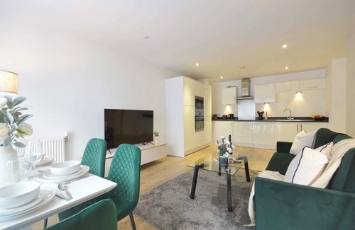 Prince's Apartment | Modern 2 Bedroom Apartment Steps from Vauxhall St