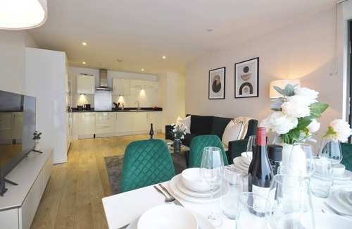 Prince's Apartment | Modern 2 Bedroom Apartment Steps from Vauxhall St