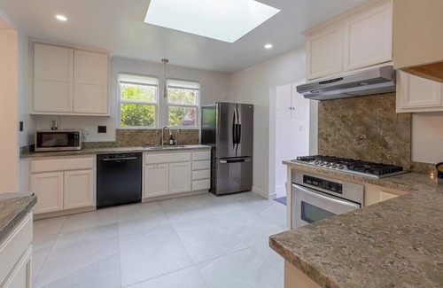 San Jose House | Modern 2 Bedroom House With Botanic Organic Garden, Deck and Backyard