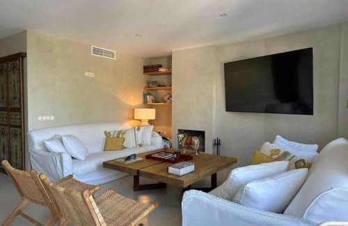 Golden Mile Apartment | Modern 2 bedroom in Marbella Real