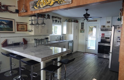 Clare Cottage | Modern 2-bedroom lakefront cottage