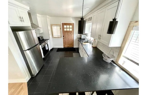Evergreen House | Modern, 2 bedroom + loft cabin with beautiful view. Perfect getaway. Quiet!