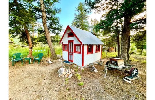 Evergreen House | Modern, 2 bedroom + loft cabin with beautiful view. Perfect getaway. Quiet!