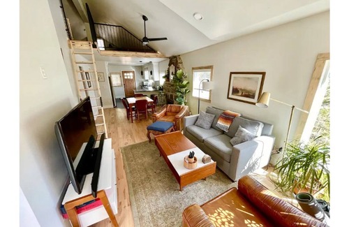 Evergreen House | Modern, 2 bedroom + loft cabin with beautiful view. Perfect getaway. Quiet!