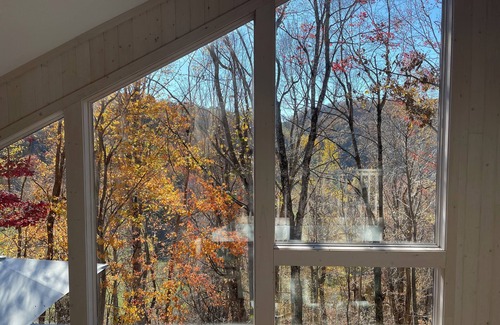 Lansing House | Modern 2-bedroom mountain house in brilliant Lansing