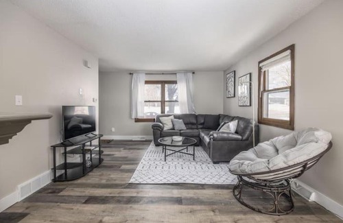 Clive House | Modern 2 Bedroom Townhouse in Quiet Neighborhood