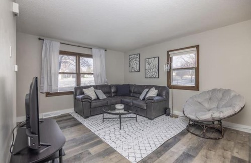 Clive House | Modern 2 Bedroom Townhouse in Quiet Neighborhood