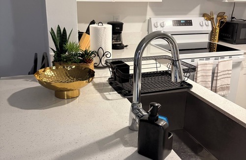 Sunrise Apartment | Modern 2-bedroom UNIT withBEAUTIFUL FINISHES.