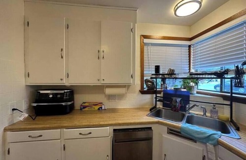 Pinehurst House | Modern 2 Bedrooms in Northgate, Close to Downtown