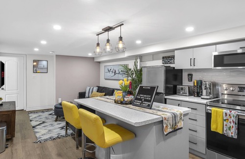 Humber Bay Apartment | Modern 2 BR Full Kitchen Fireplace 15 mins to CNT