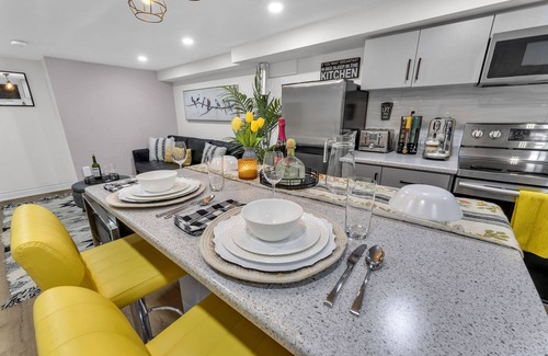 Humber Bay Apartment | Modern 2 BR Full Kitchen Fireplace 15 mins to CNT