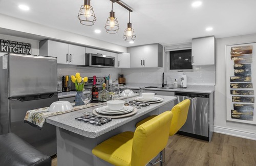 Humber Bay Apartment | Modern 2 BR Full Kitchen Fireplace 15 mins to CNT