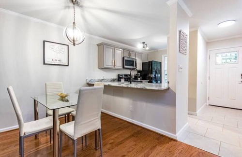 Southeast Raleigh House | Modern 2 en suite townhome near DT Raleigh