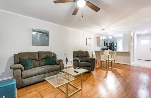 Southeast Raleigh House | Modern 2 en suite townhome near DT Raleigh