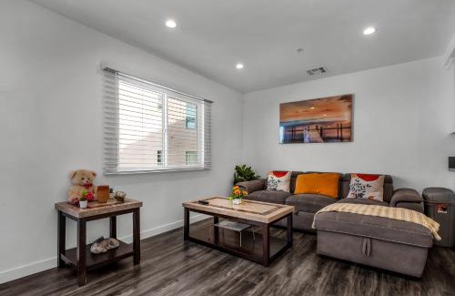 Wilshire Apartment | Modern 2 Levels One-Bedroom Retreat in central Location in Hollywood