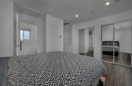 Wilshire Apartment | Modern 2 Levels One-Bedroom Retreat in central Location in Hollywood