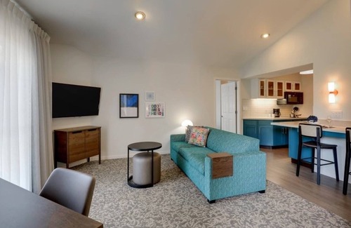 Sunnyvale Resort | Modern 2 Queen Unit with Kitchen, Fitness Center, Near 49ers Museum!