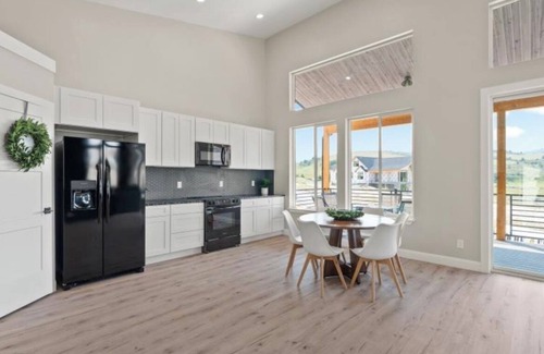 Lava Hot Springs Apartment | Modern 2024 build, in welcoming Lava Hot Springs. Top unit.