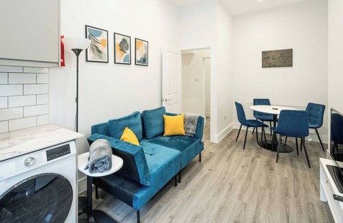 Junction Apartment | Modern 2B Home with Private Backyard and Fast WiFi