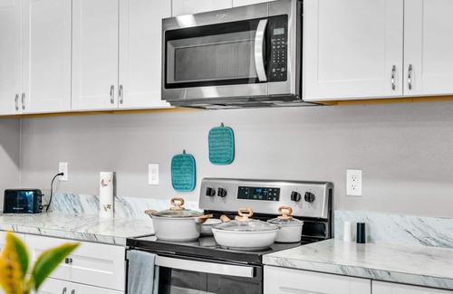 West Arlington Apartment | Modern 2BD/2BA Flat Gym & Pool | Heart of Downtown