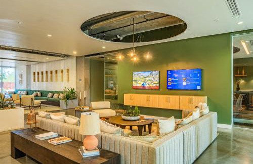 Evans Churchill Apartment | Modern 2BD - CDT - Gym, Pool, Parking - Sleep 8