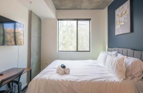Evans Churchill Apartment | Modern 2BD - CDT - Gym, Pool, Parking - Sleep 8