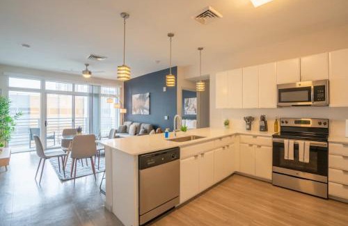 Evans Churchill Apartment | Modern 2BD DT - Balcony, Gym, W-D, Parking - Sleeps 8