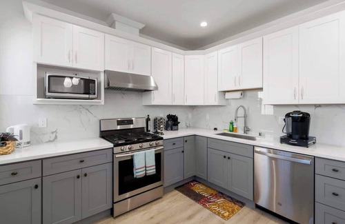 Excelsior House | Modern 2Bed 2Bath w/parking in Excelsior District
