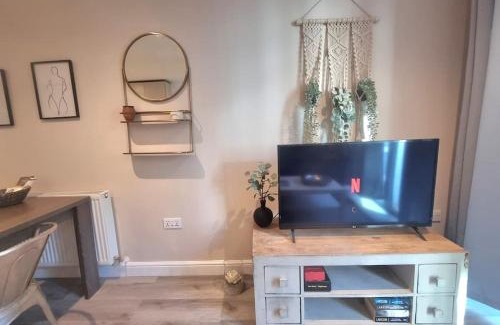 Greenwich West Apartment | Modern 2Bed 2Bath with Balcony next to DLR Station