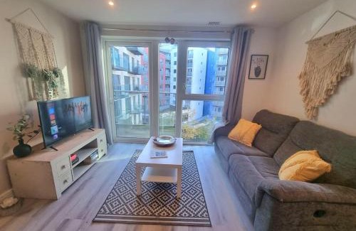 Greenwich West Apartment | Modern 2Bed 2Bath with Balcony next to DLR Station