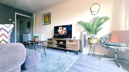 Stoke Gifford House | Modern 2Bed House, Free Parking, NR Parkway Station and UWE