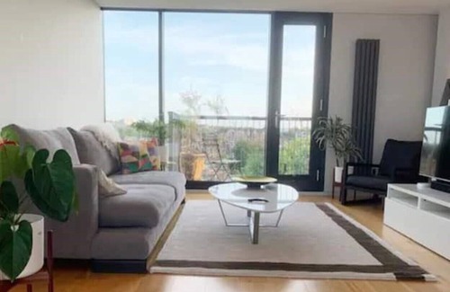 Brixton Hill Apartment | Modern 2Bed Penthouse with Stunning Views and a Balcony