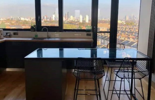 Brixton Hill Apartment | Modern 2Bed Penthouse with Stunning Views and a Balcony