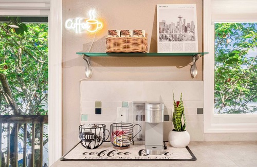 Moss Bay Apartment | Modern 2BR/2BA Kirkland Home, Walk to Beach Park