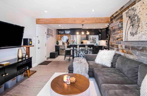 Avon Condo | Modern 2BR/2BA Riverfront Condo – Walk to Beaver Creek Shuttle, Trails & Park