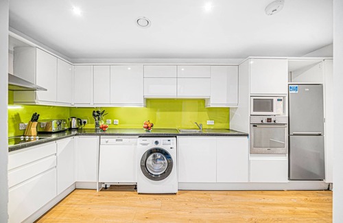 The City of London Apartment | Modern 2BR Apartment with Patio in the Heart of Holborn's Vibrant Neighborhood