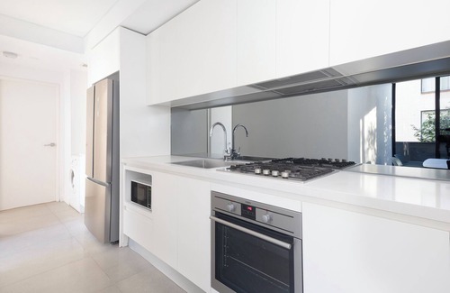 Kensington Apartment | Modern 2BR Apartment Close to UNSW, Parks & CBD
