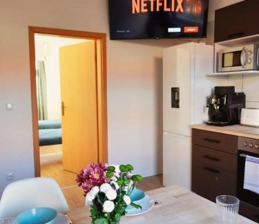 Bahnhofsviertel Apartment | Modern 2BR apartment with 55" Smart TV & DeLonghi coffee machine