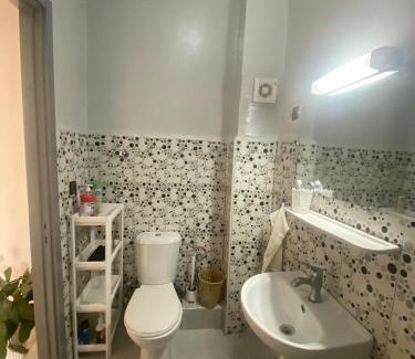 Cite Adrar Apartment | Modern 2BR Apt RDC Fast Wi-Fi