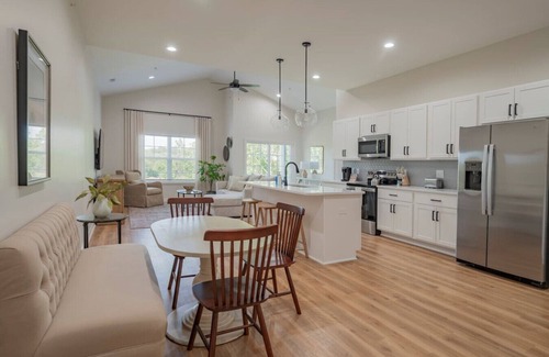 Lynchburg Condo | Modern 2BR Condo | *Near LU* | Wi-Fi & Smart TVs